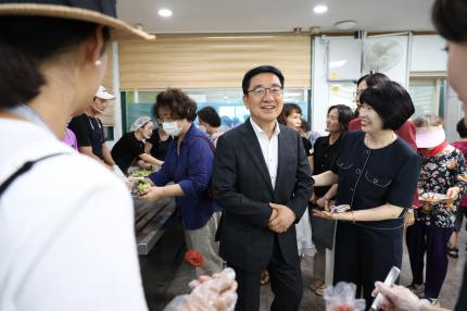 2023.8.17 구로노인복지관 오케이좋아 연예인봉사단 행복나눔 축제 의 이미지